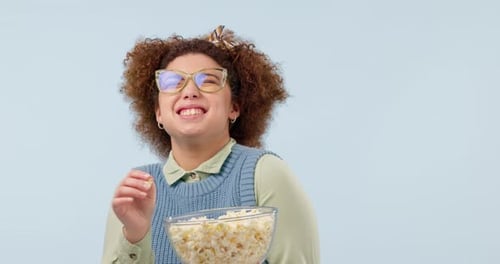 Femme, pop-corn et film amusant avec streaming et rires en studio, divertissement
