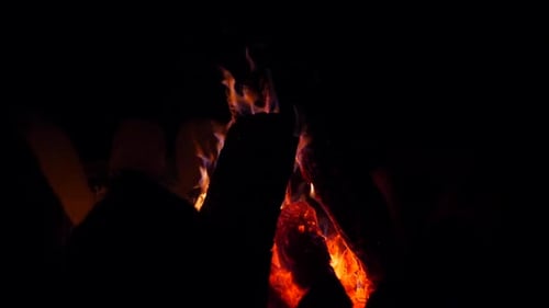 Lagerfeuer in Zeitlupe mit gestapeltem Holz knistert und leuchtet