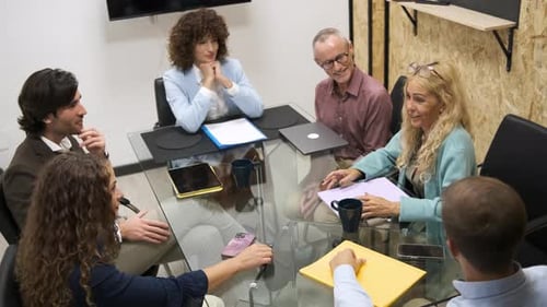 Empresária feliz discutindo estratégia com colegas durante a reunião da conferência