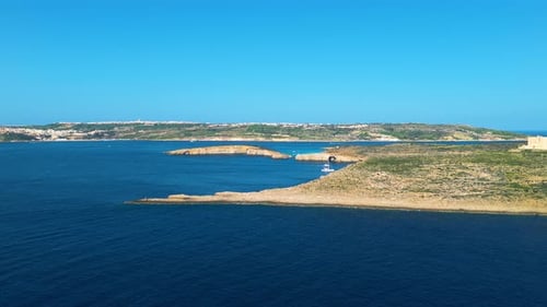 Vue aérienne panoramique du Blue Lagoon entre les îles de Comino et Cominotto à Malte.