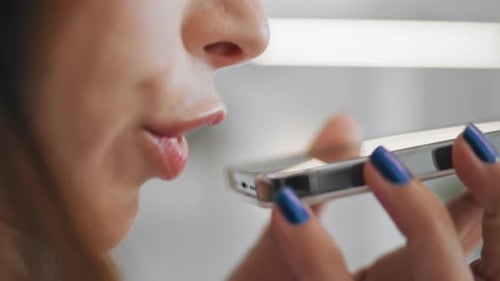 Smartphone-Lautsprecher, Nahaufnahme, Mädchen, nimmt Sprachnachricht auf