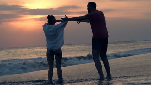 Paar streitet, streitet sich am Meer bei Sonnenuntergang Erwachsener