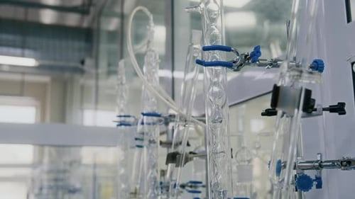 Chemische Ausrüstung mit angeschlossenen Röhrchen und Flaschen im Labor