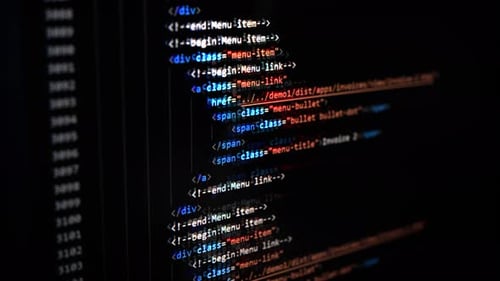 Código de etiqueta HTML de primer plano en 4K en monitor de PC Scroll