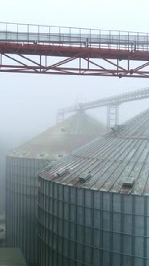Elevador de fábrica cosechó almacén de ascensores. Grandes almacenes de ascensores industriales. Vídeo vertical