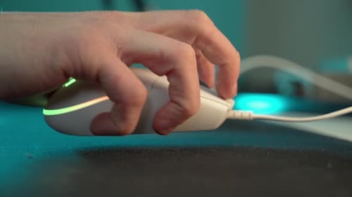 Verwenden Sie eine RGB-Maus über dem Pad zum Surfen im Internet