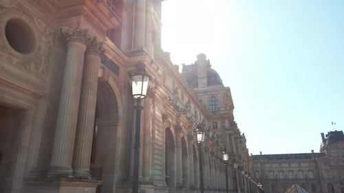 Fachada do museu do Louvre em Paris com raios de sol, Paris na França. Ângulo baixo