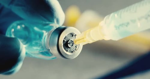 Vial perforador con aguja que prepara medicamentos y vacunas esenciales para el tratamiento del paciente