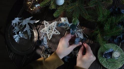Corona navideña hecha a mano para adornar la casa en Navidad