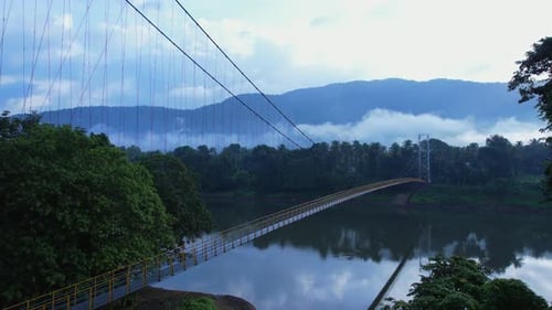 Gottes eigenes Land Flüsse und Hängebrücke Misty Morning Vibes Kerala Injathotti Hängebrücke