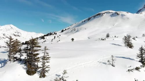 Vue par drone survolant plusieurs skieurs profitant des chaînes de montagnes de Warth, une petite municipalité de