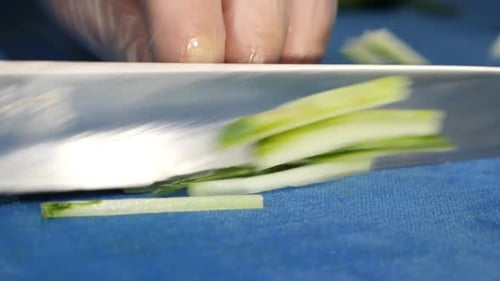 F207. Couper le concombre au couteau. Cuisiner des plats à base de concombre.