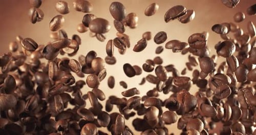 Duftende Kaffeebohnen schweben im Rahmen. Kaffeebohnen wurden mit einer Superzeitlupenkamera mit 1000 Bildern pro Sekunde aufgenommen.