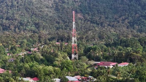 Torre de telecomunicaciones del pueblo de Balik Pulau Penang entre colinas boscosas