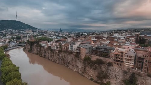 Casas y edificios a lo largo del agua en la vista aérea de la ciudad