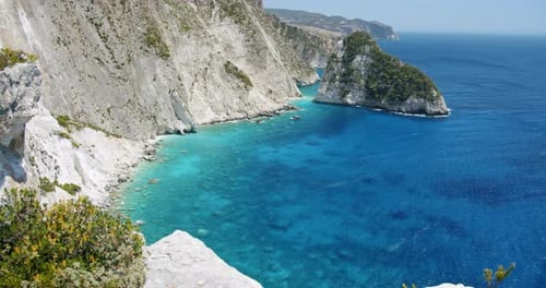 Acantilados de piedra blanca en la escarpada costa de la isla de Zakynthos y el mar Jónico, Grecia