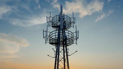 Luftaufnahme der Basisstation mit 5-G-Signalübertragung