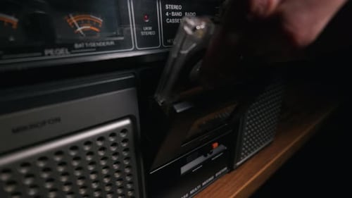 Magnétophone stéréo noir vintage avec compartiment à cassette ouvert