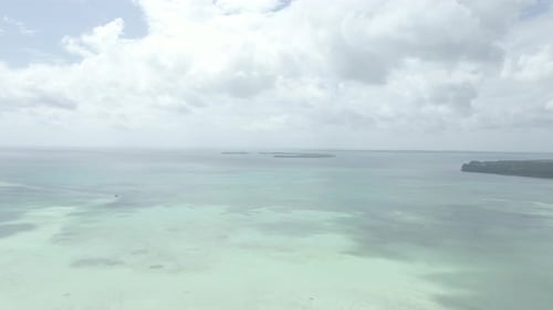 Vue aérienne de nombreuses petites îles des Moluques, en Indonésie