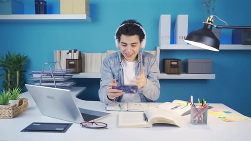 When the young man who lost himself to the game on the phone loses, he throws the phone in anger.