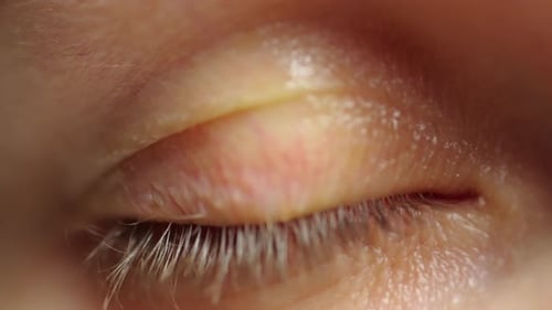 Extreme Nahaufnahme einer Frau, die ein schönes Auge mit grüner Iris öffnet