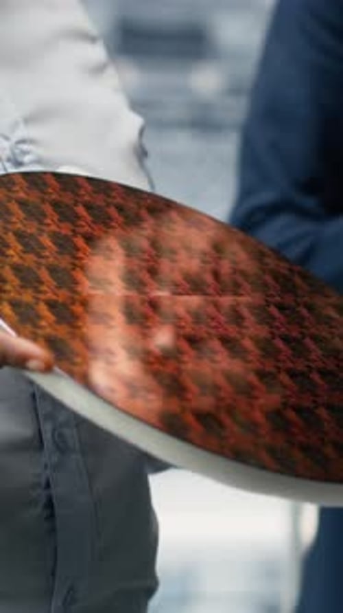 Vidéo verticale : des chercheurs évaluent un prototype avancé de plaquette de silicium à puce électronique