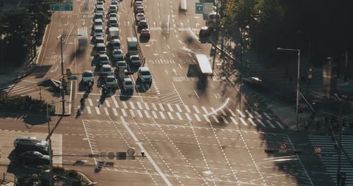 Der Verkehrsfluss wurde in drei aufeinanderfolgenden Bildern erfasst und zeigt Fahrzeuge, die an Kreuzungen navigieren, und