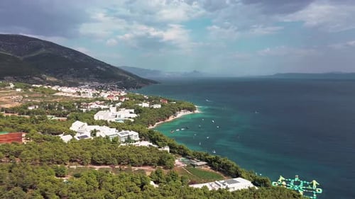 Praia tropical e montanhas 4K