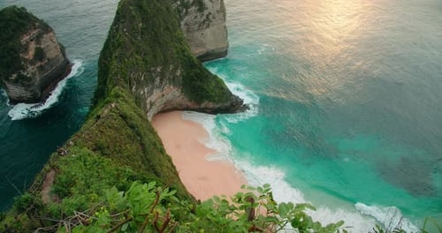 Tropischer Kelingking-Strand in Nusa Penida, Bali, Indonesien, Atemberaubende Meereslandschaft mit grüner Klippe auf
