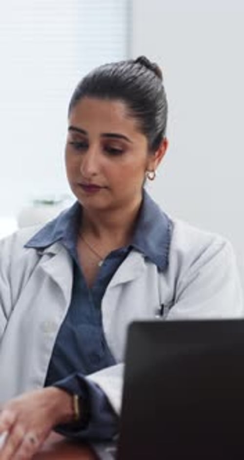 Hôpital, médecin et femme avec des documents, des lectures et des recherches médicales avec les antécédents du patient