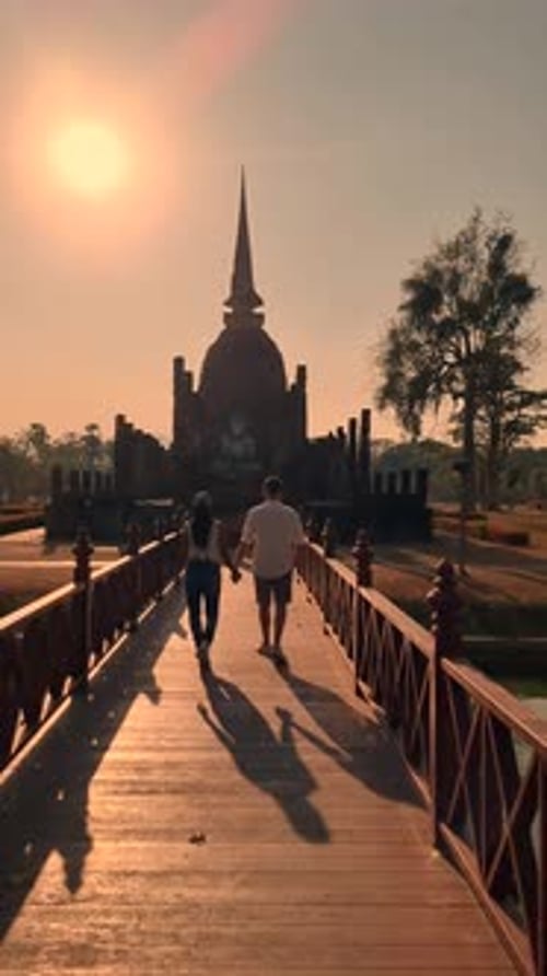 Un couple d'hommes et de femmes visitent la ville historique de Sukhothaï, la vieille ville de Thaïlande