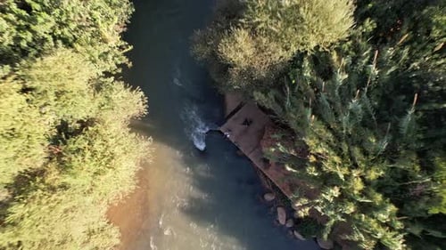 Vídeo aéreo sobre el río Yarkon a su paso por la ciudad de Rosh HaAyin