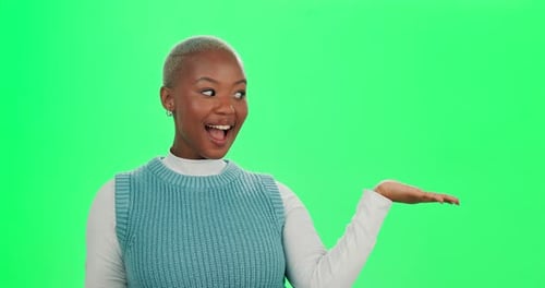Visage, écran vert et femme noire avec option, pointage et décision sur fond de studio
