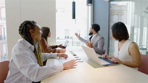 Profissionais com diversos Fundos engajados na colaboração em um ambiente de escritório moderno