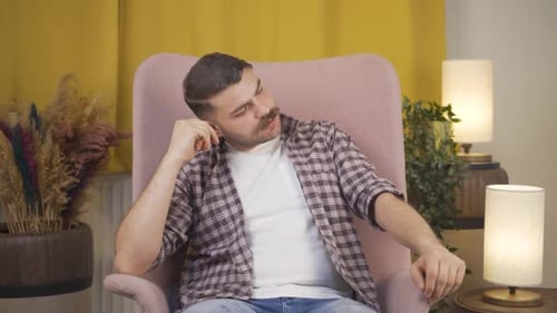 Un hombre frustrado se enfada.