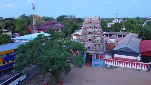 Vue en grand angle du magnifique temple du Kerala, un seul arbre Peepul près du temple