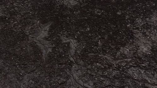 Schwarze magmatische Gesteinserde aus kalter, fester Lava mit Ruß, Asche und Stein.