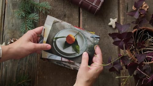 Manos de impresión fotográfica navegando por fotos impresas de Navidad