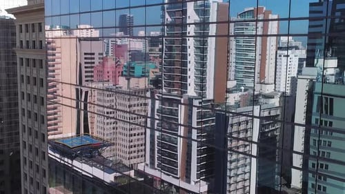Vista aérea do edifício refletindo a Marginal Pinheiros, São Paulo, Brasil