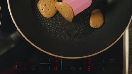 Cocinar panqueques de buñuelos de trigo sarraceno: de cerca: concepto de alimentación saludable
