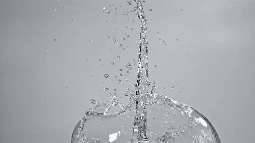 Wasserspritzer auf hellem Hintergrund, gefilmt mit einer Hochgeschwindigkeitskamera mit 1000 Bildern pro Sekunde