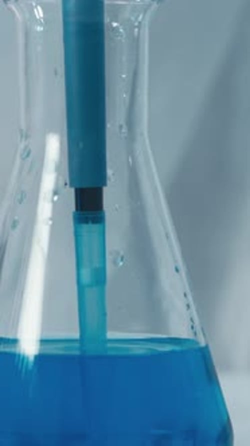 Précision de laboratoire Notre expertise en matière de manipulation des liquides avec une pipette de qualité dans une salle blanche garantit