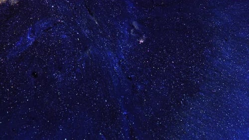Les étoiles de la galaxie brillent de mille feux dans l'espace