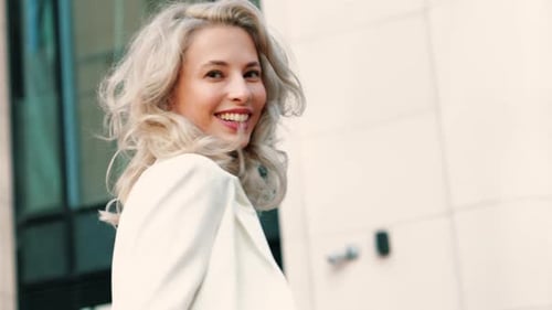 Linda mulher ao ar livre