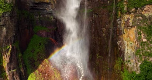 Arc-en-ciel à couper le souffle au-dessus des majestueuses chutes d'Angel dans la région reculée du Venezuela