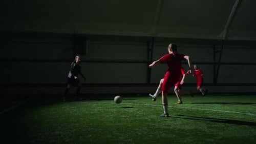 Fußballspielerinnen trainieren gemeinsam in der Sporthalle der Schule Zukünftige Meisterinnen des Frauenfußballs