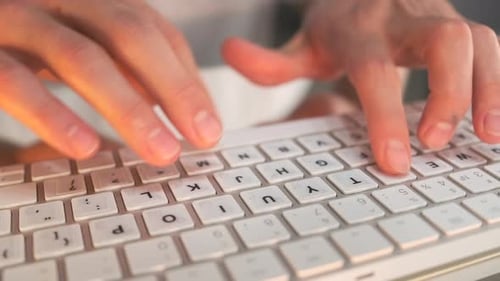 Close Up Man Hands geben Code ein, entwickeln Algorithmen und automatisieren Aufgaben