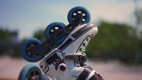 Rollschuhbahn, Park, Rollschuhe auf dem Hintergrund des Himmels, Nahaufnahme von Details, Straßensport