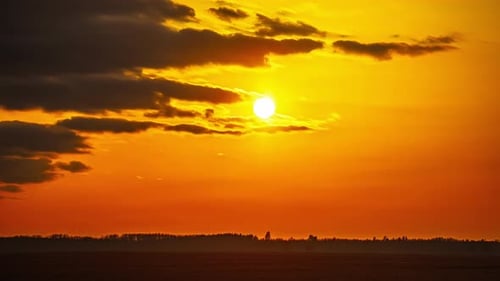 Goldene Stunde im Zeitraffer des Sonnenuntergangs mit Dramatisch Himmel und Wolken über einer ruhigen Landschaft