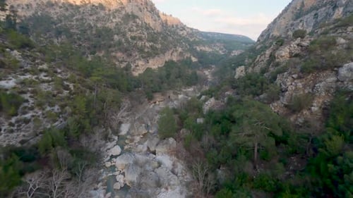 Un Drone survole un ruisseau au fond d'un canyon en Turquie Nature